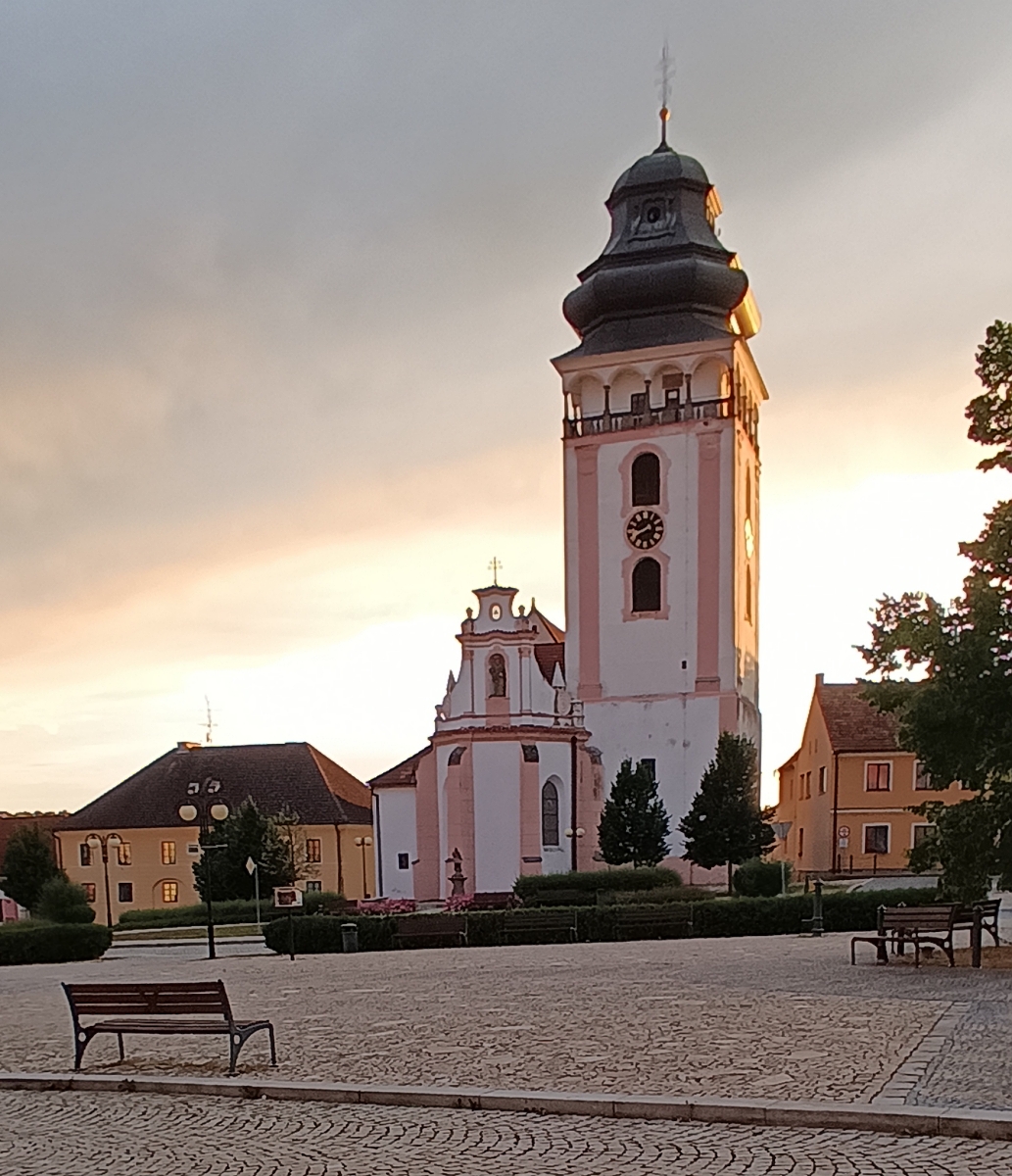 Bechyně, náměstí navečer